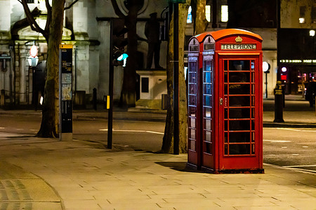 晚上的红色电话亭，红色电话亭是伦敦最著名的标志之一