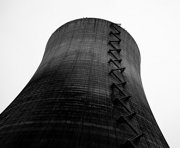 黑白拍摄的核反应堆冷却塔