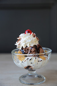巧克力冰淇淋球摄影照片_在木背景的巧克力冰淇淋