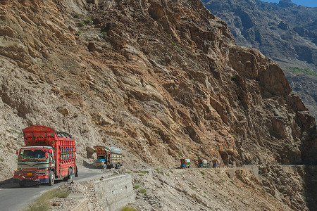 巴基斯坦卡通摄影照片_行驶在危险的喀喇昆仑公路上的巴基斯坦卡车