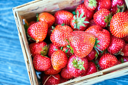 春天柳条篮子里的草莓