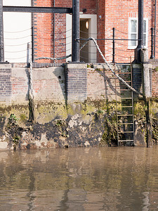 邀请码摄影照片_河码头边的梯子，水外的场景，没有人空着