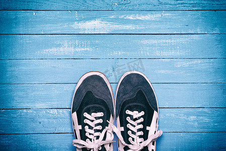 一双鞋运动鞋摄影照片_一双蓝色男鞋