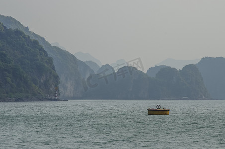 亚洲龙摄影照片_下龙黄色浮标的美丽石灰岩山景