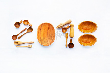 2018 年的新年概念：木制厨师的工具创意数字