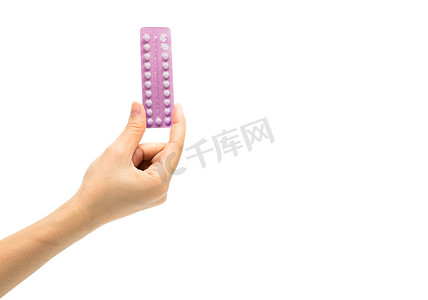 亚洲年轻女性拿着一包避孕药，一只手在白色背景上被隔离，带有复制空间和剪切路径。