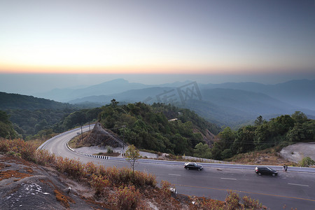 夕阳下的山