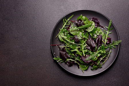 微甜摄影照片_健康食品、沙拉混合芝麻菜、菠菜、公牛血、甜菜叶和微绿