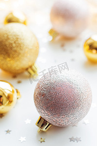 新年摄影照片_圣诞节和新年背景与金色装饰球 f