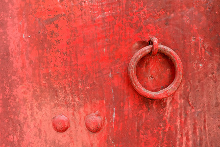 木红门上的旧金属门闩。