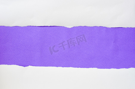 纸张在紫色背景上被撕裂，并且有一个截止点 t