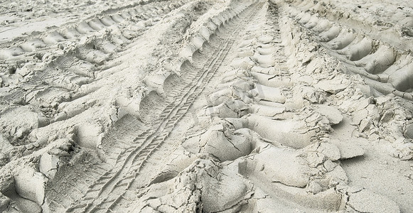 挖沙摄影照片_沙滩上的汽车痕迹