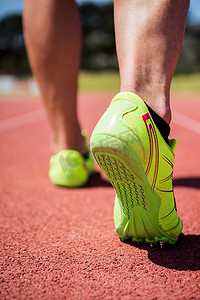 奔跑的运动员摄影照片_在赛道上奔跑的运动员脚