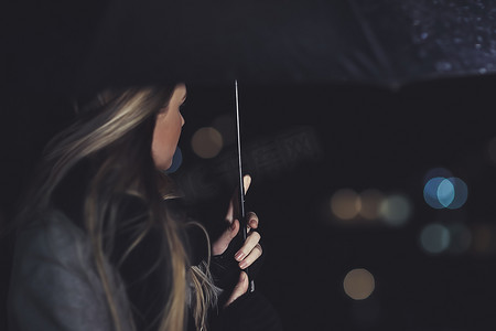 户外女性在雨夜