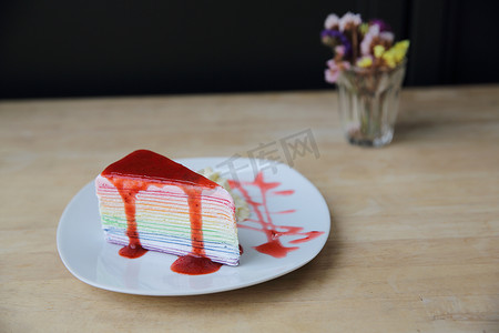彩虹条纹摄影照片_美味的彩虹蛋糕