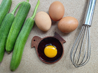 兰象形字摄影照片_木象形碟上的蛋黄蛋、角葫芦