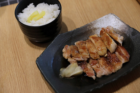 日本食品，木制背景的鸡肉照烧饭