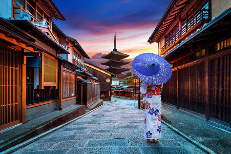 矢摄影照片_八坂塔身穿日本传统和服的亚洲女性