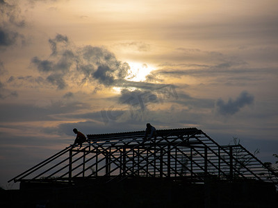 在夕阳下建造家园