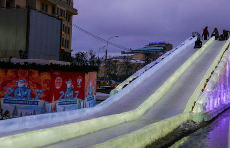 2016 年 12 月的俄罗斯莫斯科。克里姆林宫中心的冰滑梯和儿童