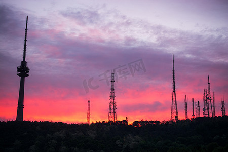 Camlica 电视塔和天线在傍晚五颜六色的日落