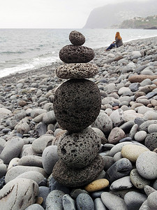 堆摄影照片_一堆鹅卵石平衡