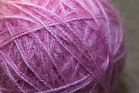 粉红色的毛线球特写。