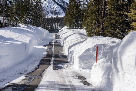 2017 年 1 月，加利福尼亚州猛犸湖被雪清除的道路，a