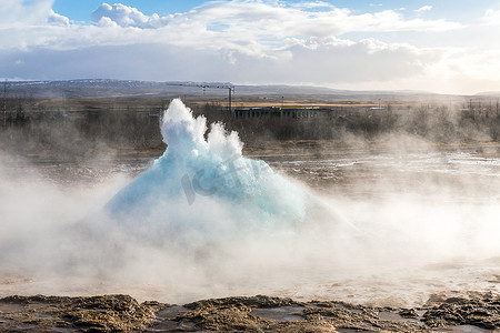 geysir摄影照片_strokkur geysir 温泉在黄金圈冰岛爆发。