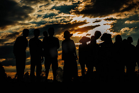 夕阳下的男孩摄影照片_夕阳下的人们。