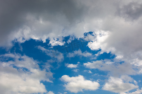 时间风摄影照片_在蓝天的惊人的云层