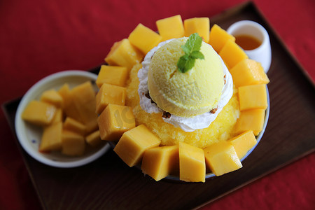 新鲜芒果刨冰甜点