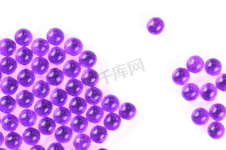 白色背景下选择性聚焦的质子紫色球形球囊