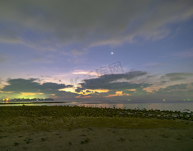 赛博朋克氛围摄影照片_清晨的海边氛围 s前的第一道光