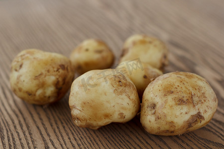 一堆生土豆