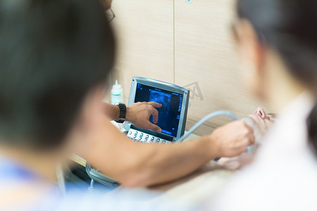 医学博士学生学习使用超声扫描仪。