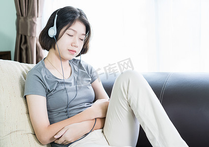 年轻女子用手机听音乐