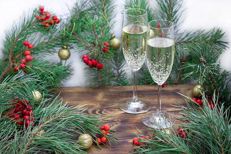 带有香槟、松枝、红色的圣诞假期组合物