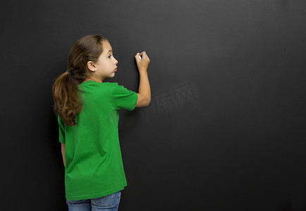 在黑板上写字的女孩