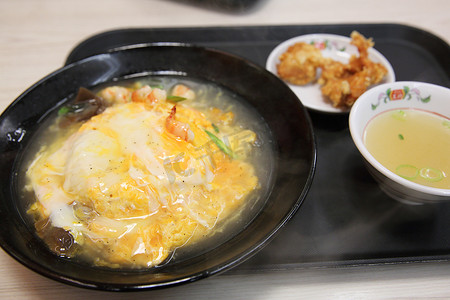 蛋炒饭背景摄影照片_炒饭，日式鸡蛋炒饭和海鲜汤