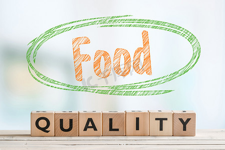 安全食品摄影照片_食品质量标志由木立方体制成