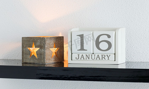 白色方块日历当前日期为 16 日和 1 月