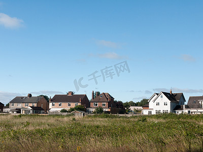 免版税图像 - back of houses in a field in summer light wivenhoe