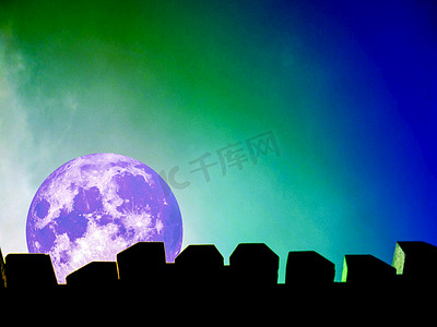 顶墙的满月剪影和夜晚五颜六色的天空