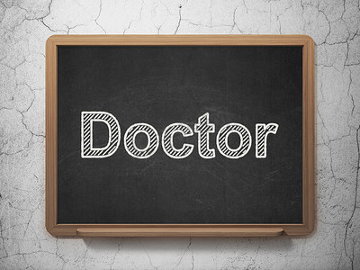 医学概念：黑板背景的医生