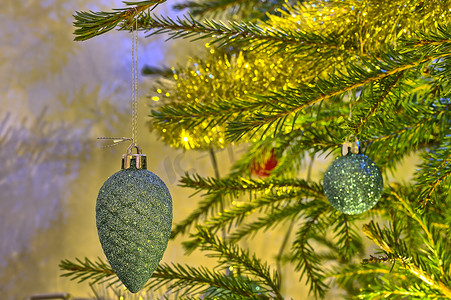 平安夜设计摄影照片_挂在圣诞树上的锥体