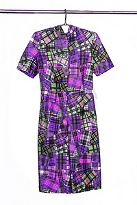 几何粉色紫色摄影照片_带有抽象几何彩色图案的优雅 midi 连衣裙，isol