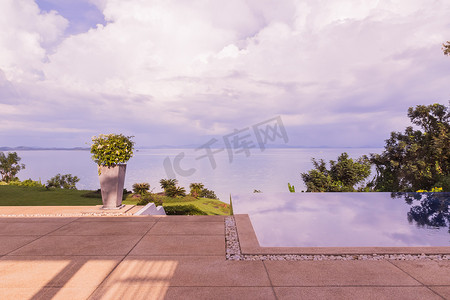 别墅远景摄影照片_孤独和非常美丽的海景游泳池