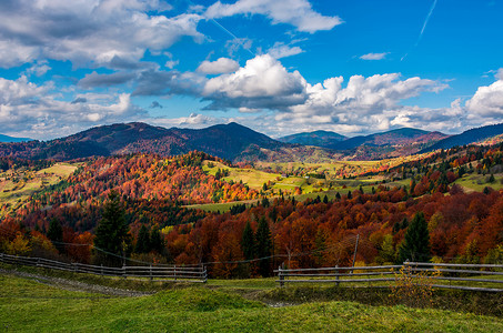 壮丽的山区乡村景观在秋天