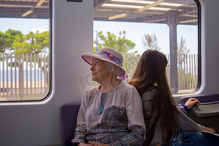 火车旅行的资深妇女